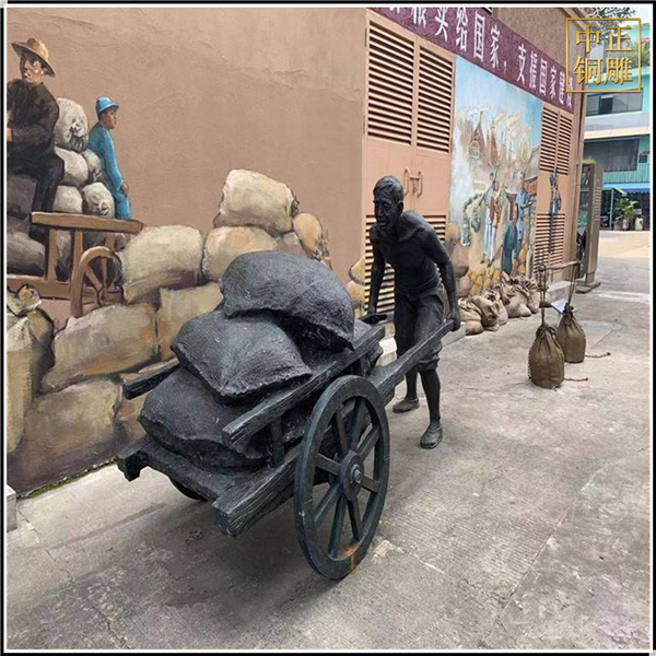 仿銅創(chuàng)意推車人物銅雕塑.jpg