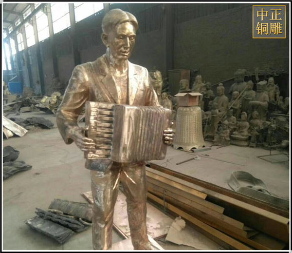 拉琴人物銅雕塑.jpg