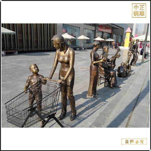 11商場(chǎng)門(mén)前母子逛超市人物雕塑.jpg 11商場(chǎng)門(mén)前母子逛超市人物雕塑.jpg