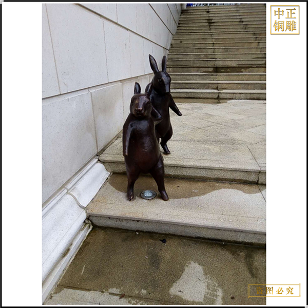 10兩只小兔子下臺(tái)階雕塑.jpg 10兩只小兔子下臺(tái)階雕塑.jpg