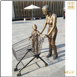 逛商場(chǎng)人物銅雕塑 