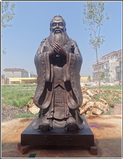 學(xué)?？鬃鱼~雕擺放